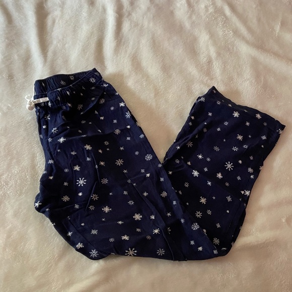 Old Navy Snowflake Pajama Pants - Picture 7 of 8